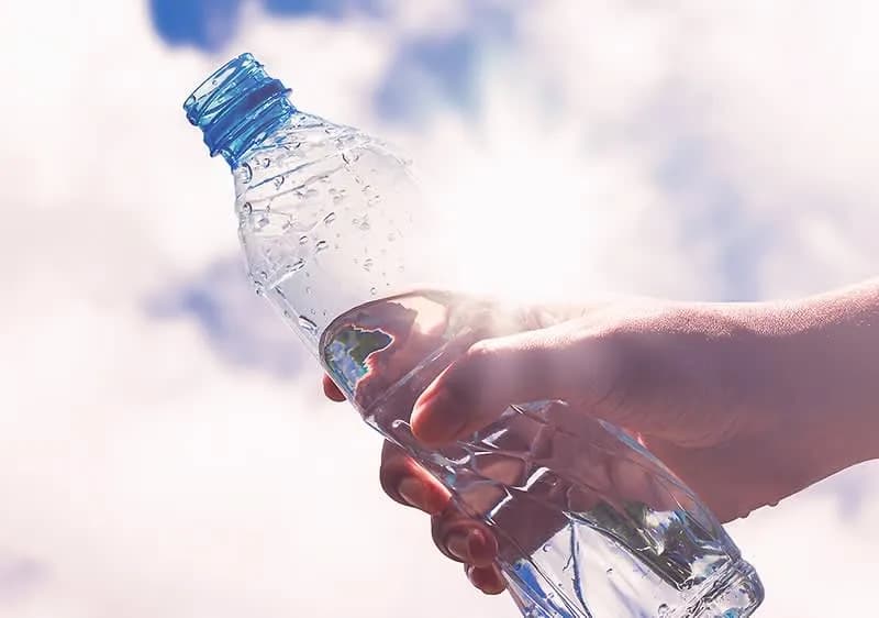 Jak skutecznie usunąć zapach z plastikowej butelki – proste domowe sposoby Jak skutecznie usunąć zapach z plastikowej butelki – proste domowe sposoby