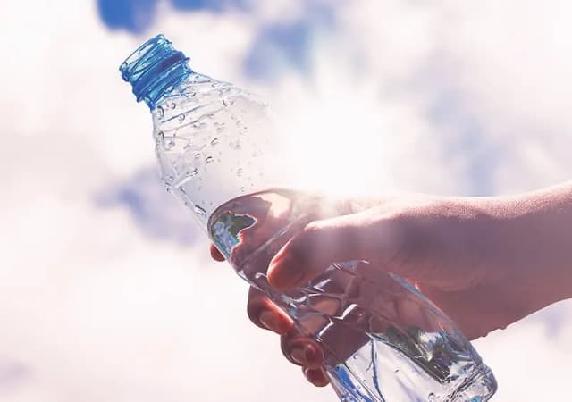 Jak skutecznie usunąć zapach z plastikowej butelki – proste domowe sposoby Jak skutecznie usunąć zapach z plastikowej butelki – proste domowe sposoby