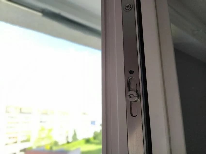Jak skutecznie naprawić rozszczelnione okno i pozbyć się przeciągów na dobre Jak skutecznie naprawić rozszczelnione okno i pozbyć się przeciągów na dobre